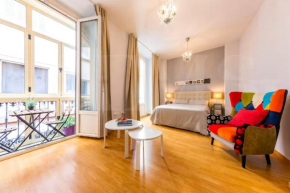 Holidays2Malaga Capitan Studio renovated with patio & balconies in the city center